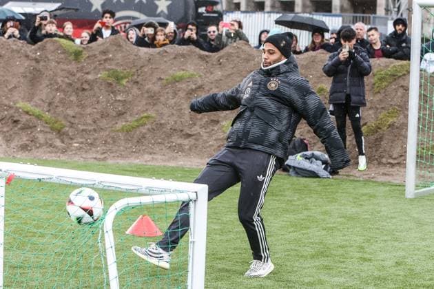 Fussball, DFB Nationalmannschaft Saison 2023 24 Deutsche Nationalspieler auf dem Maifeld in der Adidas Fussballliebe Drop Zone wo der offizielle EM Ball der Euro 2024 präsentiert wurde 19.11.2023, Olympiastadion Berlin Serge Gnabry (Deutschland, 10) Berlin Olympiastadion Berlin Berlin Deutschland