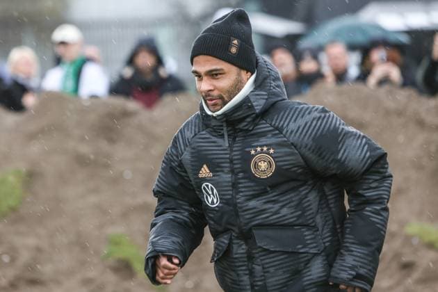 Fussball, DFB Nationalmannschaft Saison 2023 24 Deutsche Nationalspieler auf dem Maifeld in der Adidas Fussballliebe Drop Zone wo der offizielle EM Ball der Euro 2024 präsentiert wurde 19.11.2023, Olympiastadion Berlin Serge Gnabry (Deutschland, 10) Berlin Olympiastadion Berlin Berlin Deutschland