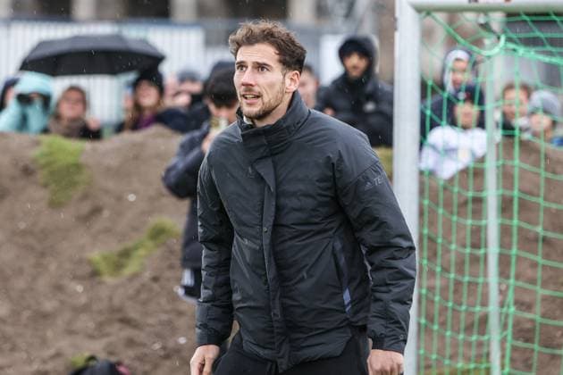 Fussball, DFB Nationalmannschaft Saison 2023 24 Deutsche Nationalspieler auf dem Maifeld in der Adidas Fussballliebe Drop Zone wo der offizielle EM Ball der Euro 2024 präsentiert wurde 19.11.2023, Olympiastadion Berlin Leon Goretzka (Deutschland, 8) Berlin Olympiastadion Berlin Berlin Deutschland