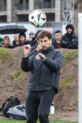 Fussball, DFB Nationalmannschaft Saison 2023 24 Deutsche Nationalspieler auf dem Maifeld in der Adidas Fussballliebe Drop Zone wo der offizielle EM Ball der Euro 2024 präsentiert wurde 19.11.2023, Olympiastadion Berlin Leon Goretzka (Deutschland, 8) Berlin Olympiastadion Berlin Berlin Deutschland
