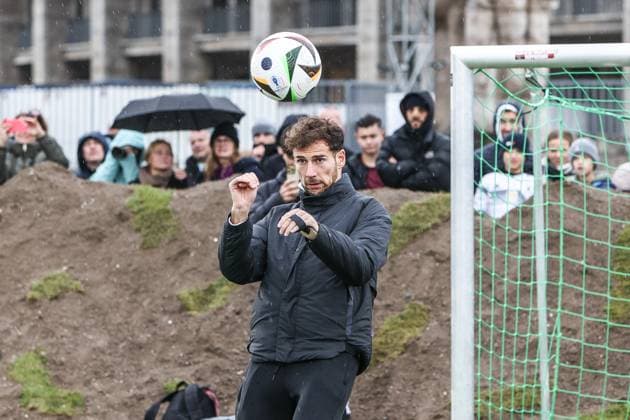 Fussball, DFB Nationalmannschaft Saison 2023 24 Deutsche Nationalspieler auf dem Maifeld in der Adidas Fussballliebe Drop Zone wo der offizielle EM Ball der Euro 2024 präsentiert wurde 19.11.2023, Olympiastadion Berlin Leon Goretzka (Deutschland, 8) Berlin Olympiastadion Berlin Berlin Deutschland