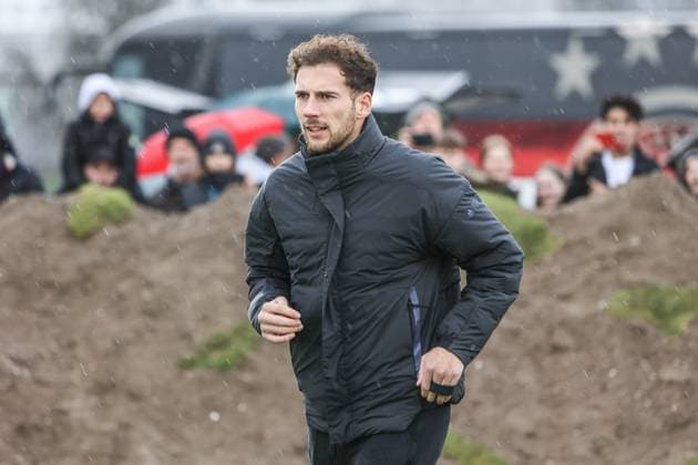 Fussball, DFB Nationalmannschaft Saison 2023 24 Deutsche Nationalspieler auf dem Maifeld in der Adidas Fussballliebe Drop Zone wo der offizielle EM Ball der Euro 2024 präsentiert wurde 19.11.2023, Olympiastadion Berlin Leon Goretzka (Deutschland, 8) Berlin Olympiastadion Berlin Berlin Deutschland