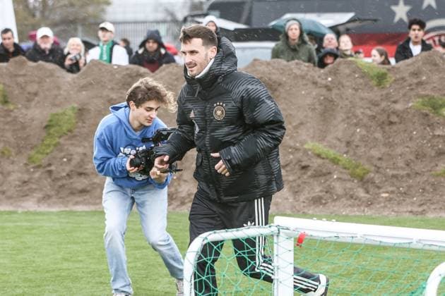 Fussball, DFB Nationalmannschaft Saison 2023 24 Deutsche Nationalspieler auf dem Maifeld in der Adidas Fussballliebe Drop Zone wo der offizielle EM Ball der Euro 2024 präsentiert wurde 19.11.2023, Olympiastadion Berlin Pascal Gross (Deutschland, 14) Berlin Olympiastadion Berlin Berlin Deutschland