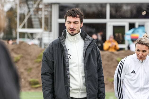 Fussball, DFB Nationalmannschaft Saison 2023 24 Deutsche Nationalspieler auf dem Maifeld in der Adidas Fussballliebe Drop Zone wo der offizielle EM Ball der Euro 2024 präsentiert wurde 19.11.2023, Olympiastadion Berlin Mats Hummels (Deutschland, 5) Berlin Olympiastadion Berlin Berlin Deutschland