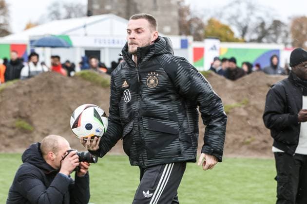 Fussball, DFB Nationalmannschaft Saison 2023 24 Deutsche Nationalspieler auf dem Maifeld in der Adidas Fussballliebe Drop Zone wo der offizielle EM Ball der Euro 2024 präsentiert wurde 19.11.2023, Olympiastadion Berlin Marvin Ducksch (Deutschland, 20) Berlin Olympiastadion Berlin Berlin Deutschland