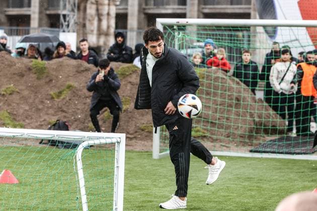 Fussball, DFB Nationalmannschaft Saison 2023 24 Deutsche Nationalspieler auf dem Maifeld in der Adidas Fussballliebe Drop Zone wo der offizielle EM Ball der Euro 2024 präsentiert wurde 19.11.2023, Olympiastadion Berlin Mats Hummels (Deutschland, 5) Berlin Olympiastadion Berlin Berlin Deutschland