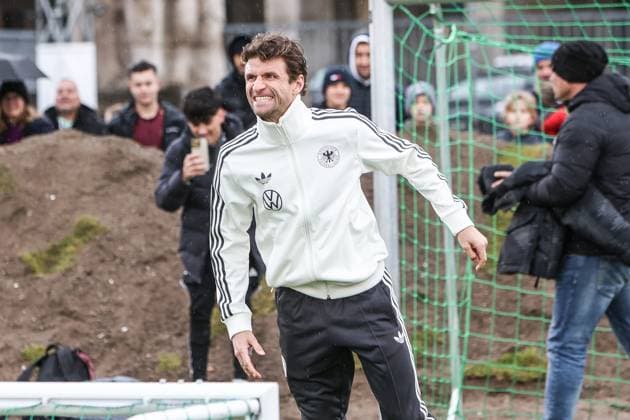 Fussball, DFB Nationalmannschaft Saison 2023 24 Deutsche Nationalspieler auf dem Maifeld in der Adidas Fussballliebe Drop Zone wo der offizielle EM Ball der Euro 2024 präsentiert wurde 19.11.2023, Olympiastadion Berlin Thomas Müller (Deutschland, 13) Berlin Olympiastadion Berlin Berlin Deutschland