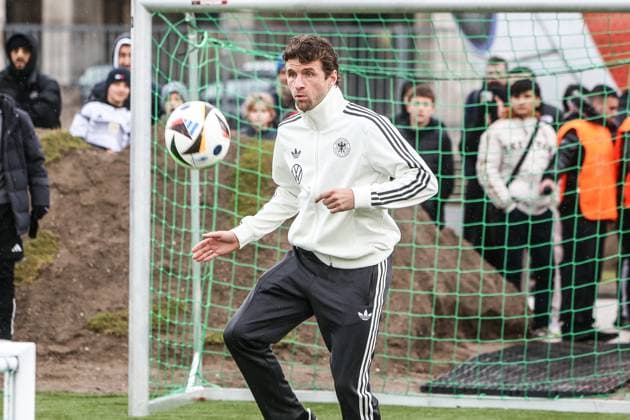 Fussball, DFB Nationalmannschaft Saison 2023 24 Deutsche Nationalspieler auf dem Maifeld in der Adidas Fussballliebe Drop Zone wo der offizielle EM Ball der Euro 2024 präsentiert wurde 19.11.2023, Olympiastadion Berlin Thomas Müller (Deutschland, 13) Berlin Olympiastadion Berlin Berlin Deutschland