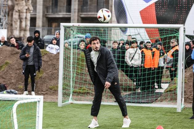 Fussball, DFB Nationalmannschaft Saison 2023 24 Deutsche Nationalspieler auf dem Maifeld in der Adidas Fussballliebe Drop Zone wo der offizielle EM Ball der Euro 2024 präsentiert wurde 19.11.2023, Olympiastadion Berlin Mats Hummels (Deutschland, 5) Berlin Olympiastadion Berlin Berlin Deutschland