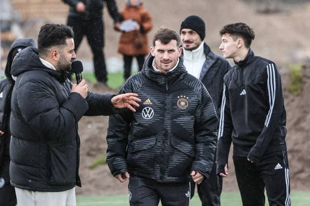 Fussball, DFB Nationalmannschaft Saison 2023 24 Deutsche Nationalspieler auf dem Maifeld in der Adidas Fussballliebe Drop Zone wo der offizielle EM Ball der Euro 2024 präsentiert wurde 19.11.2023, Olympiastadion Berlin Pascal Gross (Deutschland, 14) Berlin Olympiastadion Berlin Berlin Deutschland