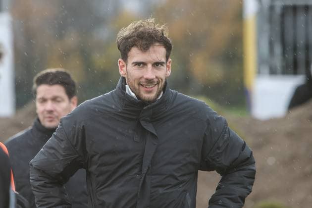 Fussball, DFB Nationalmannschaft Saison 2023 24 Deutsche Nationalspieler auf dem Maifeld in der Adidas Fussballliebe Drop Zone wo der offizielle EM Ball der Euro 2024 präsentiert wurde 19.11.2023, Olympiastadion Berlin Leon Goretzka (Deutschland, 8) Berlin Olympiastadion Berlin Berlin Deutschland