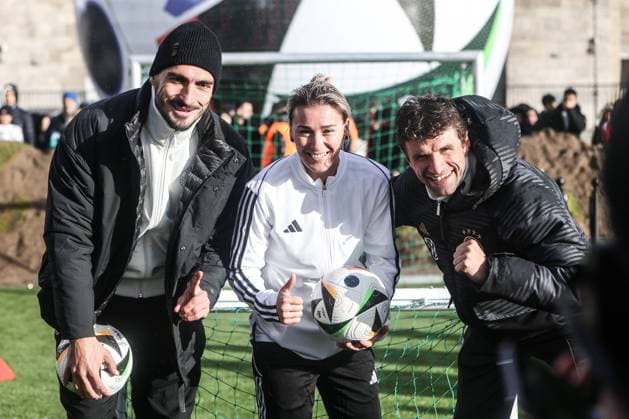 Sport Bilder des Tages Fussball, DFB Nationalmannschaft Saison 2023 24 Deutsche Nationalspieler auf dem Maifeld in der Adidas Fussballliebe Drop Zone wo der offizielle EM Ball der Euro 2024 präsentiert wurde 19.11.2023, Olympiastadion Berlin Mats Hummels (Deutschland, 5) Thomas Müller (Deutschland, 13) Berlin Olympiastadion Berlin Berlin Deutschland