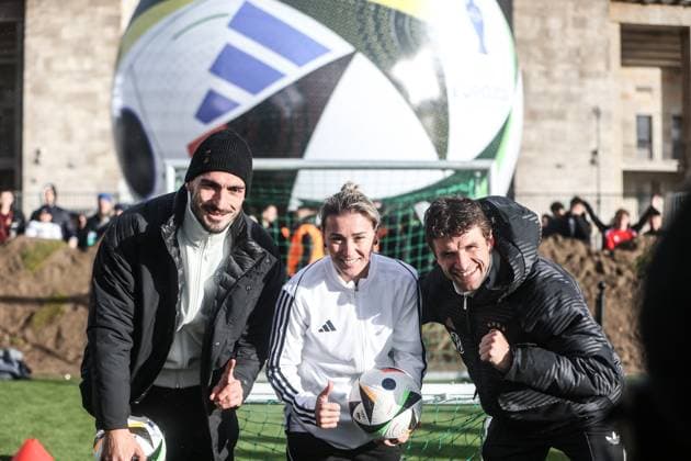 Fussball, DFB Nationalmannschaft Saison 2023 24 Deutsche Nationalspieler auf dem Maifeld in der Adidas Fussballliebe Drop Zone wo der offizielle EM Ball der Euro 2024 präsentiert wurde 19.11.2023, Olympiastadion Berlin Mats Hummels (Deutschland, 5) Thomas Müller (Deutschland, 13) Berlin Olympiastadion Berlin Berlin Deutschland