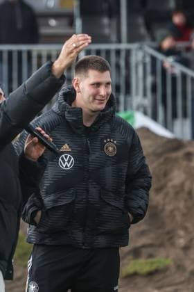 Fussball, DFB Nationalmannschaft Saison 2023 24 Deutsche Nationalspieler auf dem Maifeld in der Adidas Fussballliebe Drop Zone wo der offizielle EM Ball der Euro 2024 präsentiert wurde 19.11.2023, Olympiastadion Berlin Niklas Süle (Deutschland, 15) Berlin Olympiastadion Berlin Berlin Deutschland