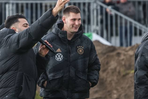 Fussball, DFB Nationalmannschaft Saison 2023 24 Deutsche Nationalspieler auf dem Maifeld in der Adidas Fussballliebe Drop Zone wo der offizielle EM Ball der Euro 2024 präsentiert wurde 19.11.2023, Olympiastadion Berlin Niklas Süle (Deutschland, 15) Berlin Olympiastadion Berlin Berlin Deutschland