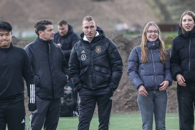 Fussball, DFB Nationalmannschaft Saison 2023 24 Deutsche Nationalspieler auf dem Maifeld in der Adidas Fussballliebe Drop Zone wo der offizielle EM Ball der Euro 2024 präsentiert wurde 19.11.2023, Olympiastadion Berlin David Raum (Deutschland, 22) Berlin Olympiastadion Berlin Berlin Deutschland