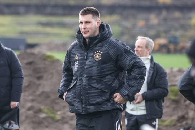 Fussball, DFB Nationalmannschaft Saison 2023 24 Deutsche Nationalspieler auf dem Maifeld in der Adidas Fussballliebe Drop Zone wo der offizielle EM Ball der Euro 2024 präsentiert wurde 19.11.2023, Olympiastadion Berlin Niklas Süle (Deutschland, 15) Berlin Olympiastadion Berlin Berlin Deutschland