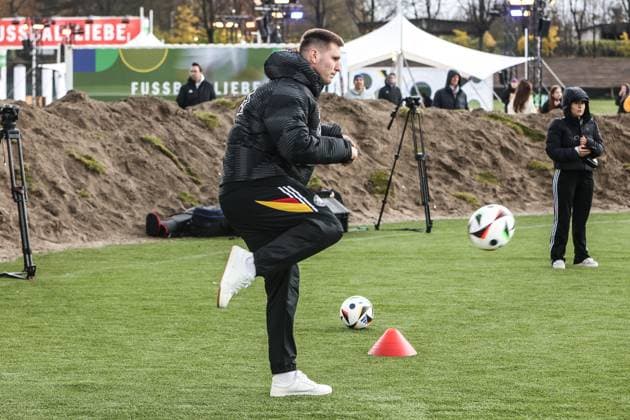 Fussball, DFB Nationalmannschaft Saison 2023 24 Deutsche Nationalspieler auf dem Maifeld in der Adidas Fussballliebe Drop Zone wo der offizielle EM Ball der Euro 2024 präsentiert wurde 19.11.2023, Olympiastadion Berlin Niklas Süle (Deutschland, 15) Berlin Olympiastadion Berlin Berlin Deutschland