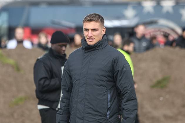 Fussball, DFB Nationalmannschaft Saison 2023 24 Deutsche Nationalspieler auf dem Maifeld in der Adidas Fussballliebe Drop Zone wo der offizielle EM Ball der Euro 2024 präsentiert wurde 19.11.2023, Olympiastadion Berlin Grischa Prömel (Deutschland, 3) Berlin Olympiastadion Berlin Berlin Deutschland