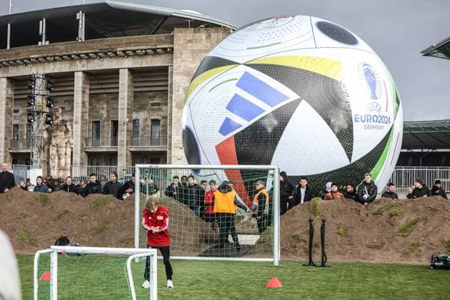 Fussball, DFB Nationalmannschaft Saison 2023 24 Deutsche Nationalspieler auf dem Maifeld in der Adidas Fussballliebe Drop Zone wo der offizielle EM Ball der Euro 2024 präsentiert wurde 19.11.2023, Olympiastadion Berlin Die Adidas Fussballliebe Berlin Olympiastadion Berlin Berlin Deutschland