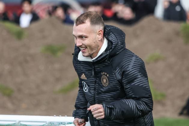 Fussball, DFB Nationalmannschaft Saison 2023 24 Deutsche Nationalspieler auf dem Maifeld in der Adidas Fussballliebe Drop Zone wo der offizielle EM Ball der Euro 2024 präsentiert wurde 19.11.2023, Olympiastadion Berlin David Raum (Deutschland, 22) Berlin Olympiastadion Berlin Berlin Deutschland