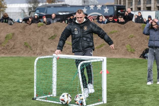 Fussball, DFB Nationalmannschaft Saison 2023 24 Deutsche Nationalspieler auf dem Maifeld in der Adidas Fussballliebe Drop Zone wo der offizielle EM Ball der Euro 2024 präsentiert wurde 19.11.2023, Olympiastadion Berlin David Raum (Deutschland, 22) Berlin Olympiastadion Berlin Berlin Deutschland