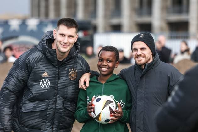 Fussball, DFB Nationalmannschaft Saison 2023 24 Deutsche Nationalspieler auf dem Maifeld in der Adidas Fussballliebe Drop Zone wo der offizielle EM Ball der Euro 2024 präsentiert wurde 19.11.2023, Olympiastadion Berlin Niklas Süle (Deutschland, 15) Jonas Hofmann (Deutschland, 18) Berlin Olympiastadion Berlin Berlin Deutschland