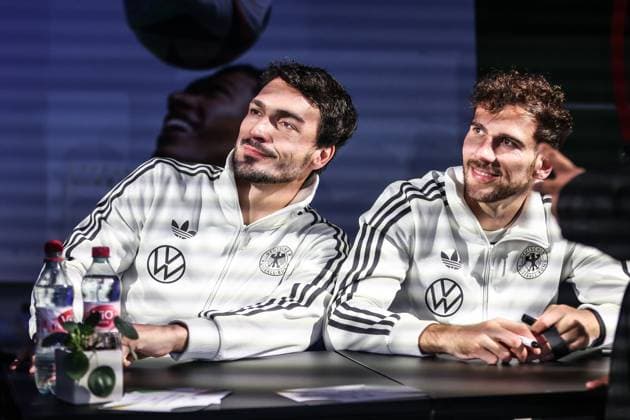 Fussball, DFB Nationalmannschaft Saison 2023 24 Deutsche Nationalspieler auf dem Maifeld in der Adidas Fussballliebe Drop Zone wo der offizielle EM Ball der Euro 2024 präsentiert wurde 19.11.2023, Olympiastadion Berlin Mats Hummels (Deutschland, 5) Leon Goretzka (Deutschland, 8) Berlin Olympiastadion Berlin Berlin Deutschland