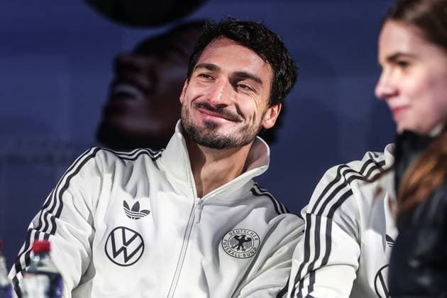 Fussball, DFB Nationalmannschaft Saison 2023 24 Deutsche Nationalspieler auf dem Maifeld in der Adidas Fussballliebe Drop Zone wo der offizielle EM Ball der Euro 2024 präsentiert wurde 19.11.2023, Olympiastadion Berlin Mats Hummels (Deutschland, 5) Berlin Olympiastadion Berlin Berlin Deutschland