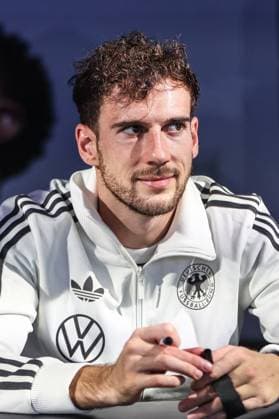 Fussball, DFB Nationalmannschaft Saison 2023 24 Deutsche Nationalspieler auf dem Maifeld in der Adidas Fussballliebe Drop Zone wo der offizielle EM Ball der Euro 2024 präsentiert wurde 19.11.2023, Olympiastadion Berlin Leon Goretzka (Deutschland, 8) Berlin Olympiastadion Berlin Berlin Deutschland