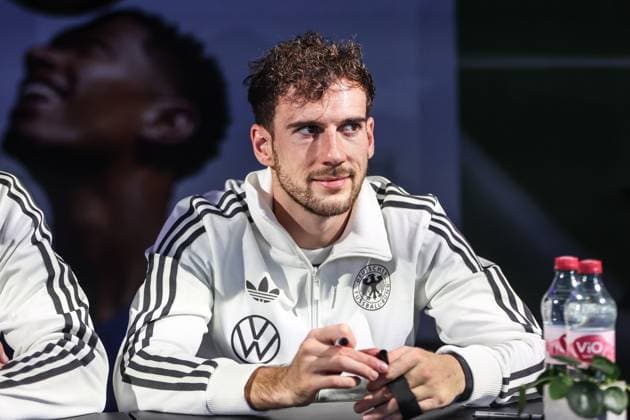 Fussball, DFB Nationalmannschaft Saison 2023 24 Deutsche Nationalspieler auf dem Maifeld in der Adidas Fussballliebe Drop Zone wo der offizielle EM Ball der Euro 2024 präsentiert wurde 19.11.2023, Olympiastadion Berlin Leon Goretzka (Deutschland, 8) Berlin Olympiastadion Berlin Berlin Deutschland