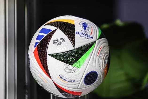 Fussball, DFB Nationalmannschaft Saison 2023 24 Deutsche Nationalspieler auf dem Maifeld in der Adidas Fussballliebe Drop Zone wo der offizielle EM Ball der Euro 2024 präsentiert wurde 19.11.2023, Olympiastadion Berlin Der Spielball der UEFA EURO, EM, Europameisterschaft,Fussball 2024, Adidas Fussballliebe Berlin Olympiastadion Berlin Berlin Deutschland