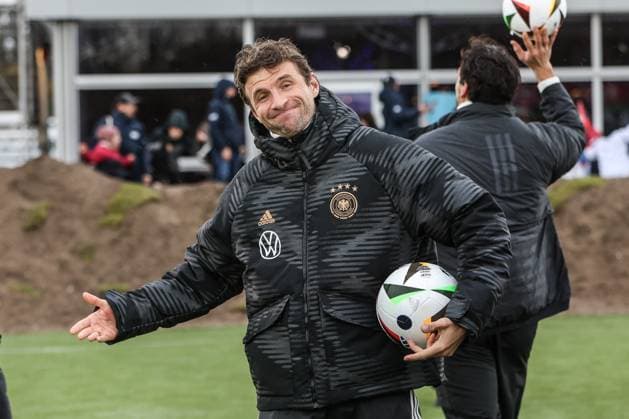 Fussball, DFB Nationalmannschaft Saison 2023 24 Deutsche Nationalspieler auf dem Maifeld in der Adidas Fussballliebe Drop Zone wo der offizielle EM Ball der Euro 2024 präsentiert wurde 19.11.2023, Olympiastadion Berlin Thomas Müller (Deutschland, 13) Berlin Olympiastadion Berlin Berlin Deutschland