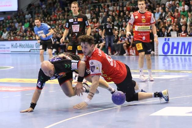 Sport Themen der Woche KW46 19.11.2023, xgox, Handball, Liqui Moly HBL, SC Magdeburg - ThSV Eisenach v.l. Oscar Bergendahl (Magdeburg, 54), Justin Kurch (Eisenach, 52) Zweikampf, Duell, Kampf, tackle Magdeburg *** 19 11 2023, xgox, Handball, Liqui Moly HBL, SC Magdeburg ThSV Eisenach v l Oscar Bergendahl Magdeburg, 54 , Justin Kurch Eisenach, 52 duel, duel, fight, tackle Magdeburg