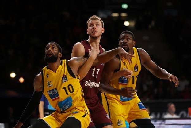 19.11.2023, BBL, FC Bayern Basketball vs Ludwigsburg, BMW Park Muenchen, Basketball, im Bild: Elijah Childs (Riesen Ludwigsburg), Jan Wimberg (FCB Basketball) und Yorman Polas Bartolo (Riesen Ludwigsburg)