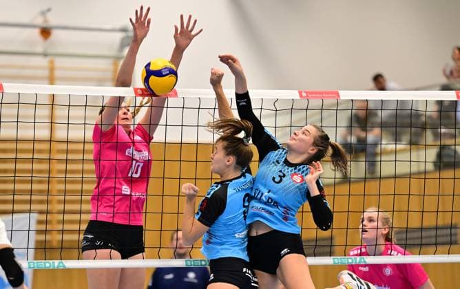 19.11.2023 - Volleyball - 2. Bundesliga Damen Frauen - Saison 2023 2024 - TV Suspa Altdorf - VC Wiesbaden II - - xwoxzix - Marie Zehentner (10, VC Wiesbaden ) Theresa von Waldenfels (8, TV Altdorf ) Anna Wagner (3, TV Altdorf )