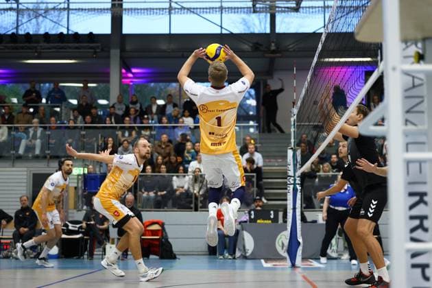 Volleyball I Herren I Saison 2023-2024 I 2. Bundesliga Nord I 7. Spieltag I Kieler TV - PSV Neustrelitz I 19.11.2023 Junio CÃ sar Tavares Maciel (18, Kieler TV Adler) und Mats Jürgensen (8, Kieler TV Adler) laufen jeweils an um das Zuspiel von Mattis Lehmann (1, Kieler TV Adler) zu verwandeln Kiel Hein-Dahlinger-Halle Schleswig-Holstein Deutschland Copyright: xLobeca JasperxLorenzx