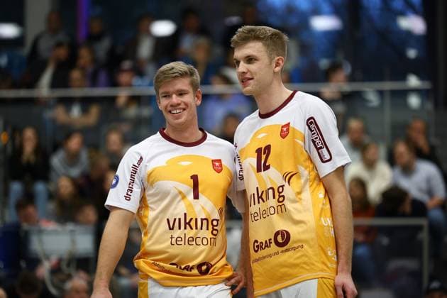 Volleyball I Herren I Saison 2023-2024 I 2. Bundesliga Nord I 7. Spieltag I Kieler TV - PSV Neustrelitz I 19.11.2023 Lachen und Freude bei Mattis Lehmann (1, Kieler TV Adler) und Daniel D Argento (12, Kieler TV Adler) Kiel Hein-Dahlinger-Halle Schleswig-Holstein Deutschland Copyright: xLobeca JasperxLorenzx