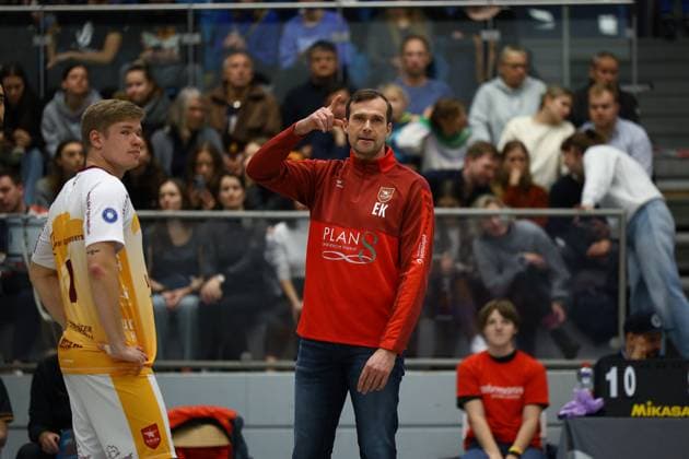 Volleyball I Herren I Saison 2023-2024 I 2. Bundesliga Nord I 7. Spieltag I Kieler TV - PSV Neustrelitz I 19.11.2023 Mattis Lehmann (1, Kieler TV Adler) und Trainer Eric Koreng (Kieler TV Adler) gucken Richtung Schiedsrichter Kiel Hein-Dahlinger-Halle Schleswig-Holstein Deutschland Copyright: xLobeca JasperxLorenzx