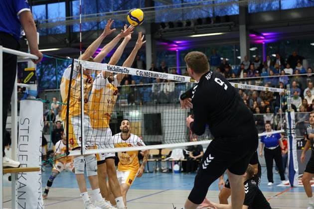 Volleyball I Herren I Saison 2023-2024 I 2. Bundesliga Nord I 7. Spieltag I Kieler TV - PSV Neustrelitz I 19.11.2023 Daniel D Argento (12, Kieler TV Adler) und Mats Jürgensen (8, Kieler TV Adler) stellen einen Doppelblock gegen den Angriff von Maximilian Auste (9, PSV Neustrelitz) Kiel Hein-Dahlinger-Halle Schleswig-Holstein Deutschland Copyright: xLobeca JasperxLorenzx