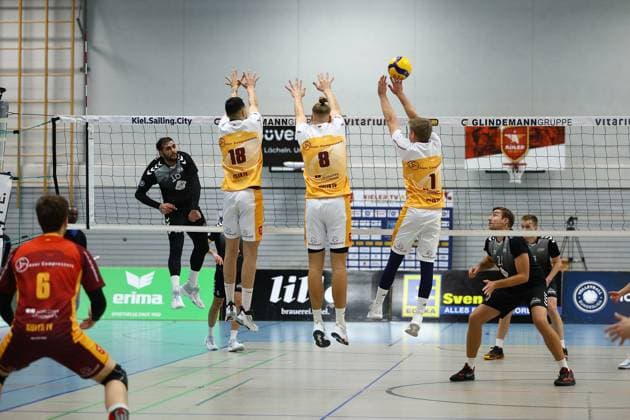Volleyball I Herren I Saison 2023-2024 I 2. Bundesliga Nord I 7. Spieltag I Kieler TV - PSV Neustrelitz I 19.11.2023 Stephanos Haridimou (18, PSV Neustrelitz) im Angriff gegen den Dreierblock von Junio CÃ sar Tavares Maciel (18, Kieler TV Adler), Mats Jürgensen (8, Kieler TV Adler) und Mattis Lehmann (1, Kieler TV Adler), der den Ball im Block berührt Kiel Hein-Dahlinger-Halle Schleswig-Holstein Deutschland Copyright: xLobeca JasperxLorenzx