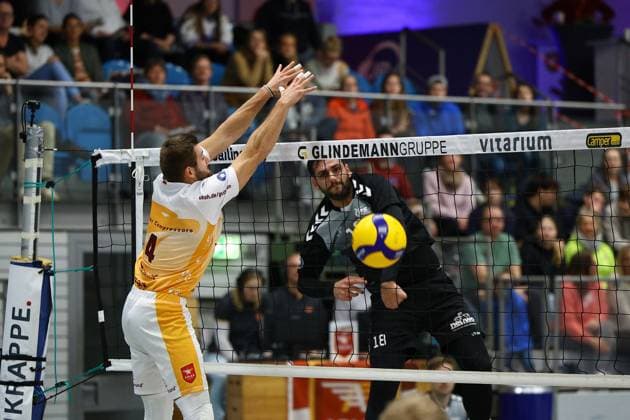Volleyball I Herren I Saison 2023-2024 I 2. Bundesliga Nord I 7. Spieltag I Kieler TV - PSV Neustrelitz I 19.11.2023 Freddy Kähler (4, Kieler TV Adler) kann den Angriff von Stephanos Haridimou (18, PSV Neustrelitz) nicht blocken Kiel Hein-Dahlinger-Halle Schleswig-Holstein Deutschland Copyright: xLobeca JasperxLorenzx