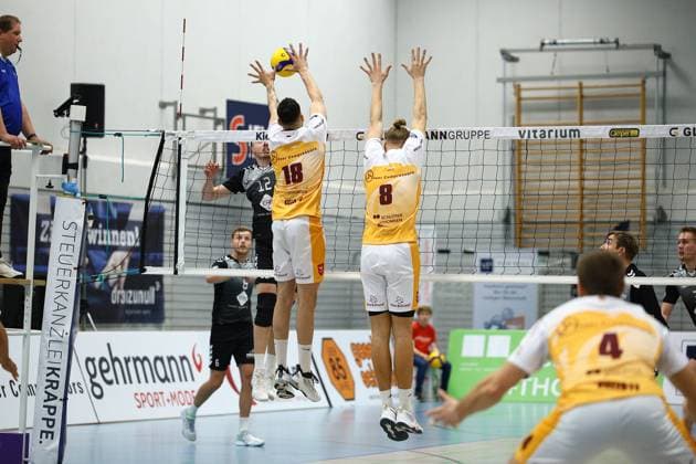 Volleyball I Herren I Saison 2023-2024 I 2. Bundesliga Nord I 7. Spieltag I Kieler TV - PSV Neustrelitz I 19.11.2023 Johannes Mönnich (12, PSV Neustrelitz) versucht sich gegen Doppelblock von Junio CÃ sar Tavares Maciel (18, Kieler TV Adler) und Mats Jürgensen (8, Kieler TV Adler) im Angriff durch zu setzen Kiel Hein-Dahlinger-Halle Schleswig-Holstein Deutschland Copyright: xLobeca JasperxLorenzx