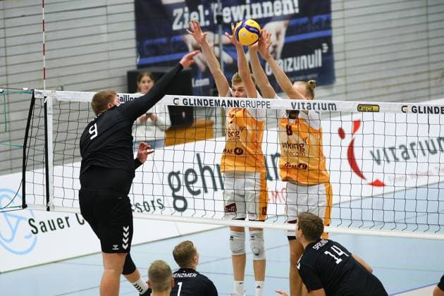 Volleyball I Herren I Saison 2023-2024 I 2. Bundesliga Nord I 7. Spieltag I Kieler TV - PSV Neustrelitz I 19.11.2023 Maximilian Auste (9, PSV Neustrelitz) im Angriff gegen den Block von Daniel D Argento (12, Kieler TV Adler) und Mats Jürgensen (8, Kieler TV Adler) Kiel Hein-Dahlinger-Halle Schleswig-Holstein Deutschland Copyright: xLobeca JasperxLorenzx