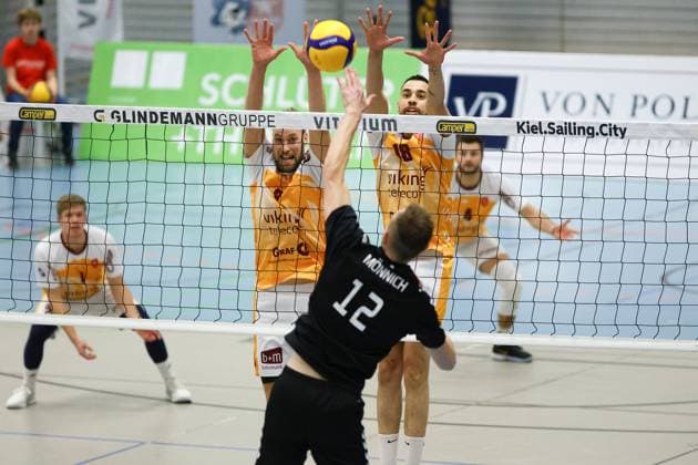 Volleyball I Herren I Saison 2023-2024 I 2. Bundesliga Nord I 7. Spieltag I Kieler TV - PSV Neustrelitz I 19.11.2023 Mats Jürgensen (8, Kieler TV Adler) stellt gegen den Angriff von Johannes Mönnich (12, PSV Neustrelitz) einen Doppelblock zusammen mit Junio CÃ sar Tavares Maciel (18, Kieler TV Adler) Kiel Hein-Dahlinger-Halle Schleswig-Holstein Deutschland Copyright: xLobeca JasperxLorenzx