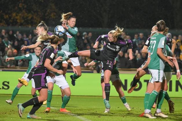 Sport Themen der Woche KW46 Torvorbereitung von Lea Schueller (FC Bayern Muenchen 11),SV Werder Bremen - FC Bayern Muenchen , Fussball, Google Pixel Frauen-Bundesliga, DFB, 19.11.2023 DFB regulations prohibit any use of photographs as image sequences and or quasi-video Bremen Bremen Deutschland *** Goal preparation by Lea Schueller FC Bayern Muenchen 11 ,SV Werder Bremen FC Bayern Muenchen , Football, Google Pixel Frauen Bundesliga, DFB, 19 11 2023 DFB regulations prohibit any use of photographs as image sequences and or quasi video Bremen Bremen Germany Copyright: xkolbert-press BurghardxSchreyerx