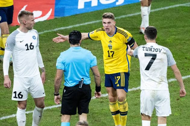 231119 Viktor Gyökeres of Sweden reacts to Referee Fabio Maresca during the UEFA EURO, EM, Europameisterschaft,Fussball Qualifier, EM, Europameisterschaft football match between Sweden and Estonia on November 19, 2023 in Stockholm. Photo: Emma Wallskog BILDBYRAN COP 320 JM0544 bbeng fotboll football soccer fotball em-kval uefa euro qualifier landskamp sverige sweden sverige a estland estonia Copyright: EMMAxWALLSKOG BB231119EW061
