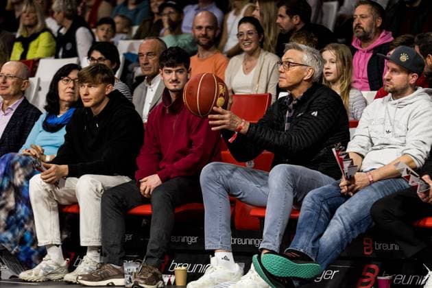 Sport Bilder des Tages easyCredit Basketball Bundesliga: FC Bayern München - MHP Riesen Ludwigsburg; 19.11.2023 Bundestrainer Gordon Herbert fängt den Spielball easyCredit Basketball Bundesliga: FC Bayern München - MHP Riesen Ludwigsburg, München, BMW Park am 19.11.2023 Copyright: xBEAUTIFULxSPORTS Wunderlx