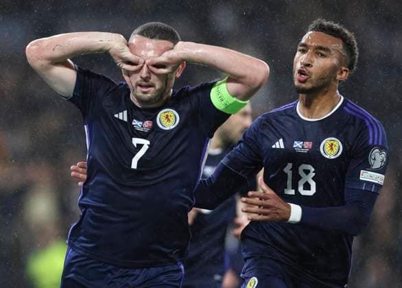 Sport Themen der Woche KW46 Sport Bilder des Tages Football - 2024 UEFA European Championships - Qualifying - Group A - Scotland vs Norway - Hampden Park - Sunday 19th November 2023 John McGinn of Scotland scores a penalty to make it 1-1 