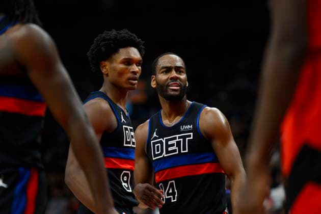 November 19, 2023, TORONTO, ON, CANADA: Detroit Pistons guard Alec Burks (14) reacts as teammate Ausar Thompson (9) looks on after being fouled during first half NBA, Basketball Herren, USA basketball action against the Toronto Raptors in Toronto on Sunday, November 19, 2023. Canada News - November 19, 2023  - ZUMAc35_ 20231119_zaf_c35_057 Copyright: xChristopherxKatsarovx
